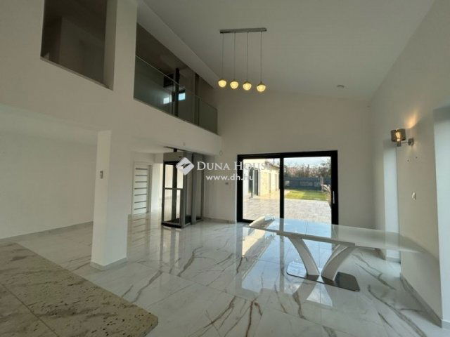 Eladó családi ház, Vecsésen 225 M Ft, 5 szobás