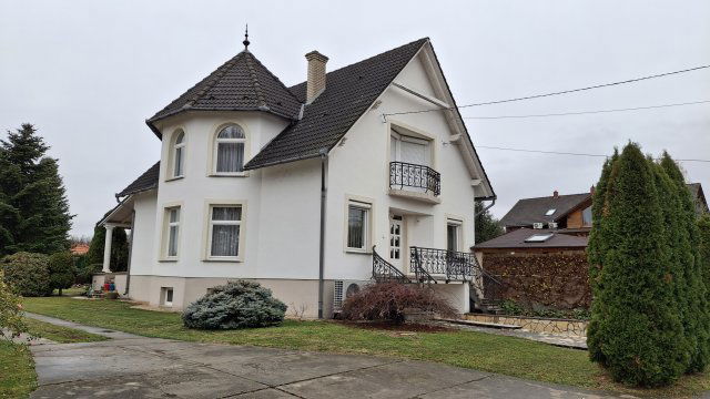 Eladó családi ház, Szederkényen 107.9 M Ft, 6 szobás