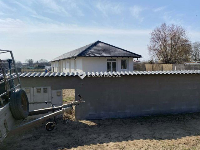 Eladó ikerház, Dánszentmiklóson 58.5 M Ft, 3 szobás