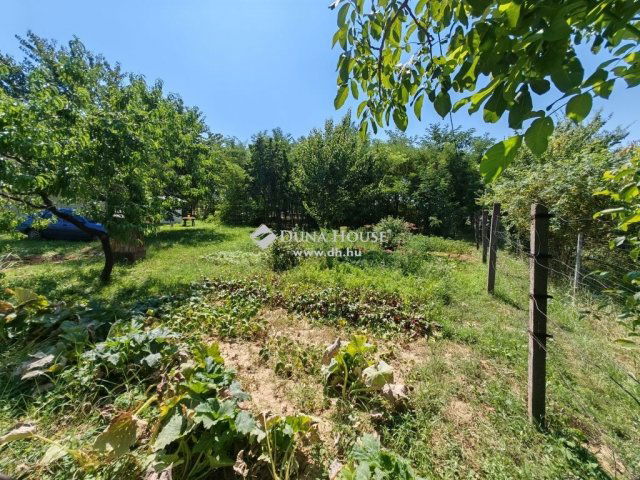 Eladó telek, Pécsett 10 M Ft / költözzbe.hu