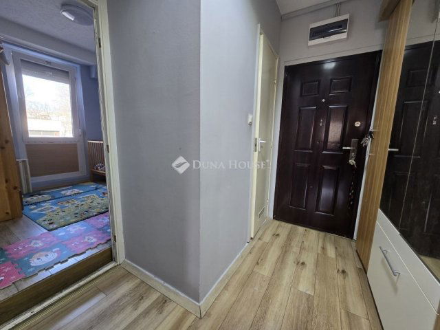 Eladó panellakás, Pécsett 57.9 M Ft, 4 szobás