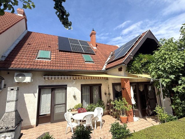 Eladó családi ház, Pécsett, Papkert utcában 99 M Ft, 3+2 szobás