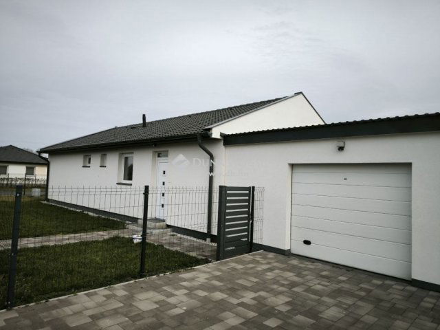 Eladó téglalakás, Vámosszabadin 90 M Ft, 4 szobás