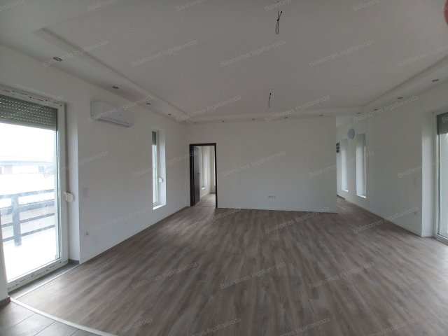 Eladó téglalakás, Siófokon 86 M Ft, 4 szobás