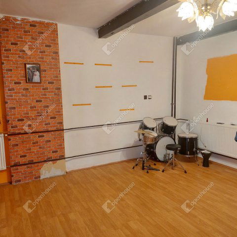 Eladó családi ház, Oroszlányban 58.9 M Ft, 7 szobás