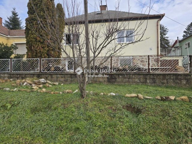 Eladó családi ház, Komlón 29.9 M Ft, 3 szobás