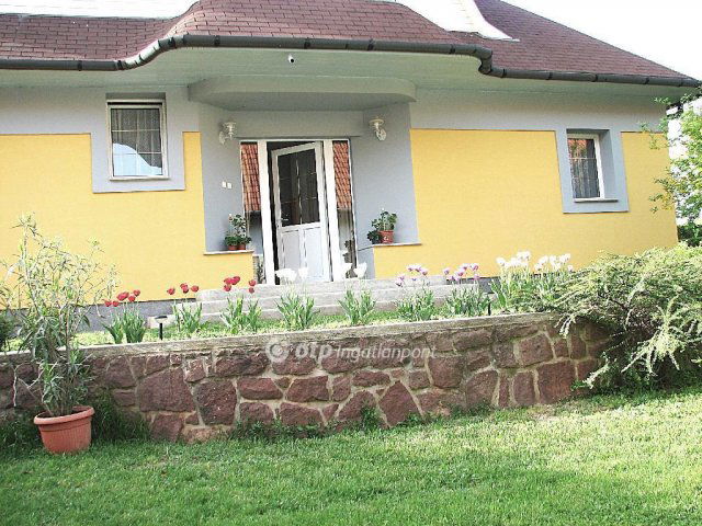 Eladó családi ház, Felsőörsön 149.999 M Ft, 8 szobás