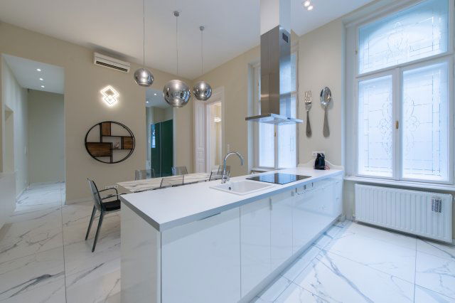 Kiadó téglalakás, albérlet, Budapesten, V. kerületben, 4 szobás