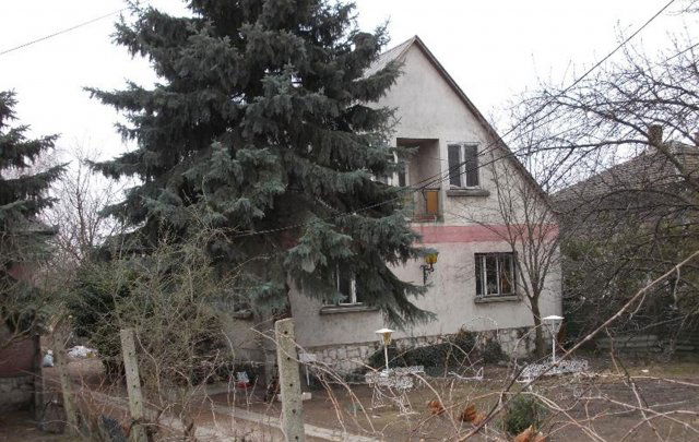 Eladó családi ház, Komáromban 30 M Ft, 3 szobás