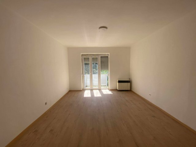 Eladó téglalakás, Komlón, Vörösmarty Mihály utcában 16.9 M Ft
