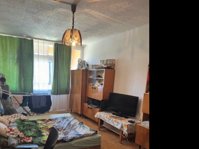 Kiadó panellakás, albérlet, Pécsett, Anikó utcában, 3 szobás