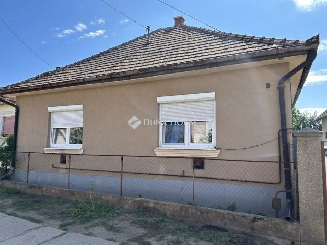 Eladó családi ház, Turán 40 M Ft, 3 szobás