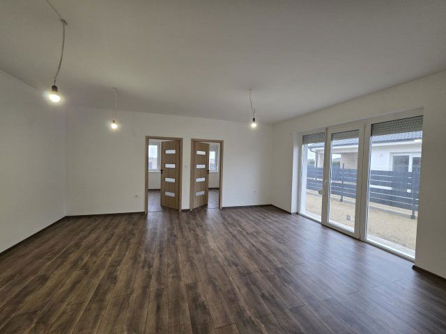 Eladó ikerház, Nyírpazonyon 80 M Ft, 5 szobás