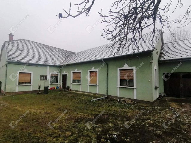 Eladó családi ház, Pacsán 74.9 M Ft, 10 szobás