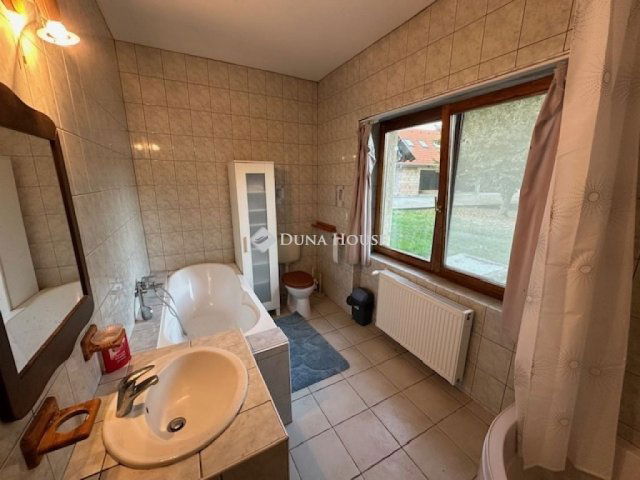 Eladó családi ház, Mezőkomáromban 60 M Ft, 6 szobás