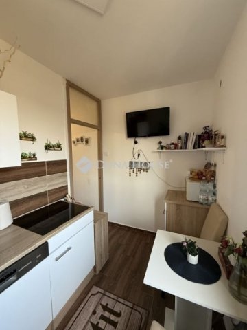 Eladó panellakás, Pécsett 61.99 M Ft, 3 szobás