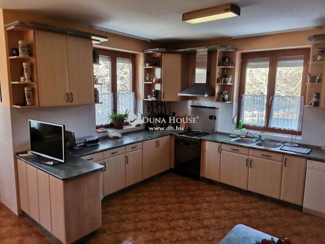 Eladó családi ház, Balatonfüreden 590 M Ft, 14 szobás