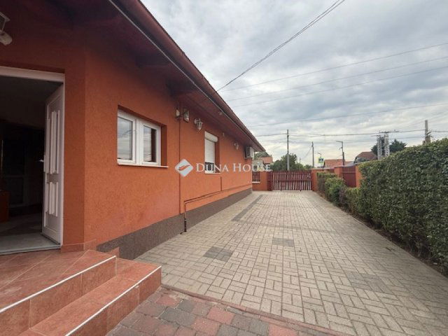 Eladó családi ház, Vecsésen, Halmy József téren 89.9 M Ft