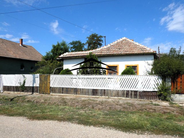 Eladó családi ház, Tiszapüspökin 5.7 M Ft, 2 szobás