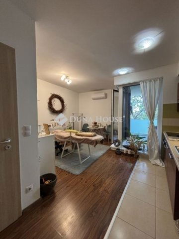 Eladó téglalakás, Budapesten, VIII. kerületben 75 M Ft, 1 szobás