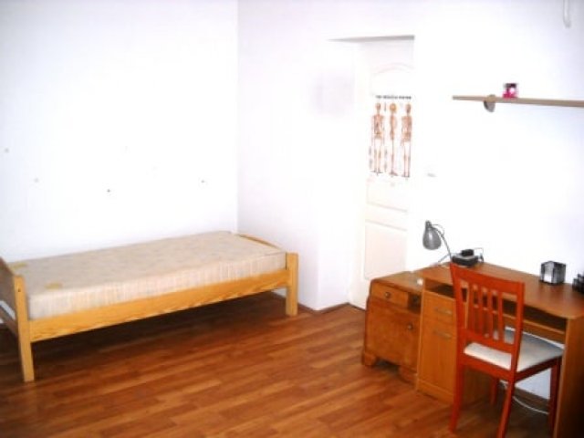 Kiadó családi ház, albérlet, Pécsett, János utcában, 1 szobás