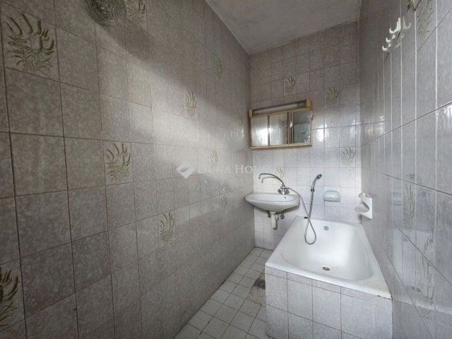 Eladó családi ház, Pécsett 85 M Ft, 7 szobás