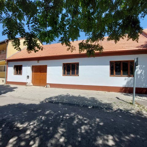 Eladó családi ház, Esztergomban 149 M Ft, 8 szobás