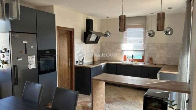 Eladó családi ház, Kecskeméten 167.6 M Ft, 5 szobás