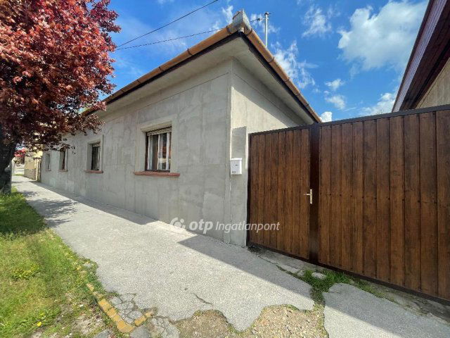 Eladó családi ház, Cegléden 36.9 M Ft, 3 szobás