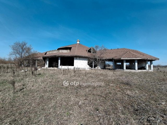 Eladó családi ház, Cegléden 64.9 M Ft, 8 szobás