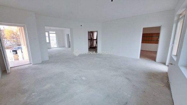 Eladó családi ház, Turán 99 M Ft, 7 szobás