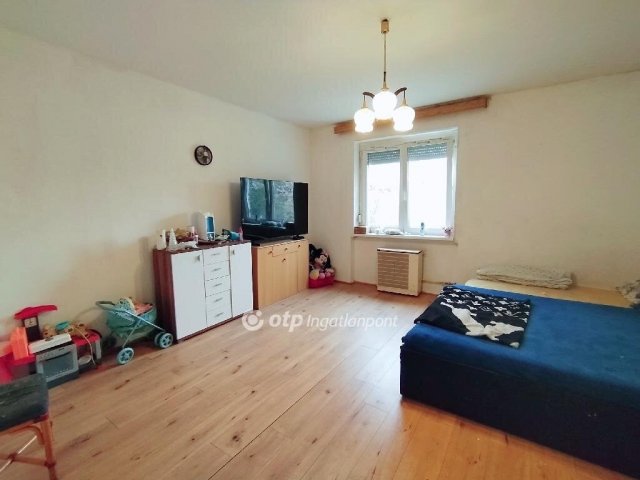 Eladó téglalakás, Ajkán 21.9 M Ft, 3 szobás