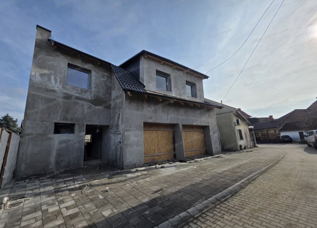 Eladó ikerház, Szolnokon 99.9 M Ft, 4 szobás