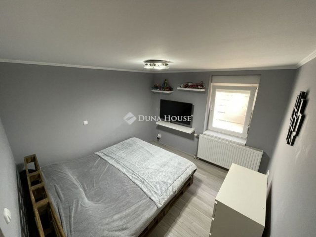 Eladó családi ház, Pécsett 109 M Ft, 6 szobás