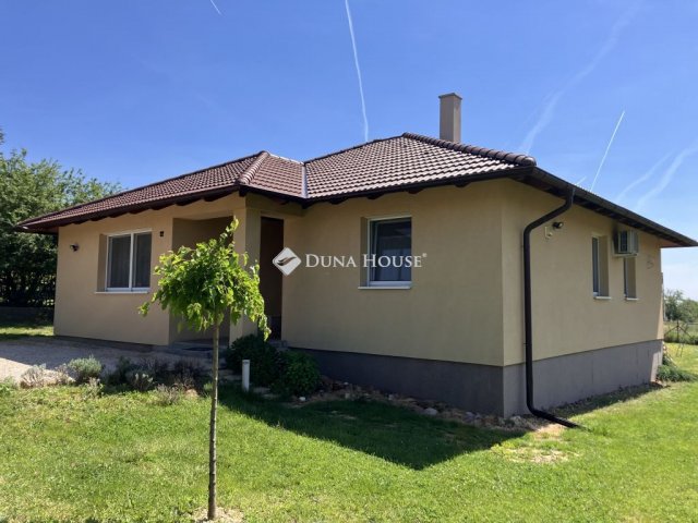Eladó családi ház, Sukorón 129.99 M Ft, 5 szobás