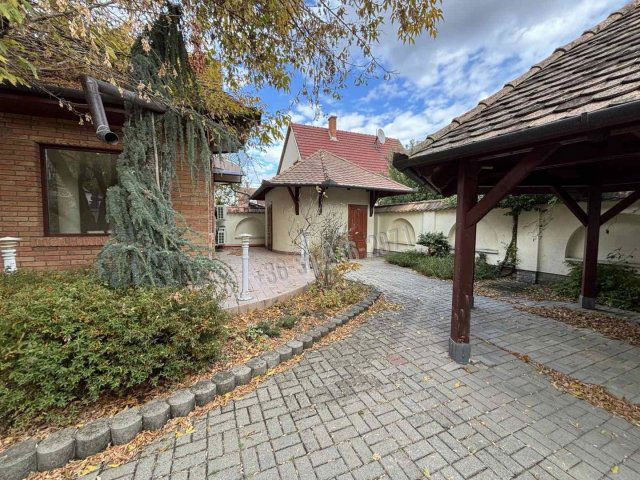 Eladó családi ház, Gyulán, Eminescu utcában 175 M Ft, 9 szobás