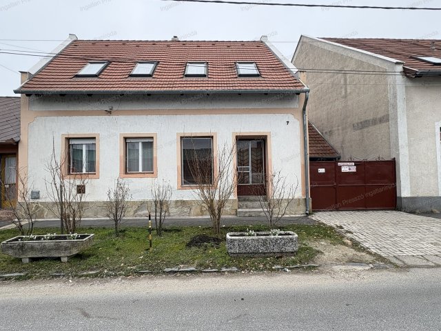 Eladó családi ház, Tapolcán 64.9 M Ft, 4 szobás