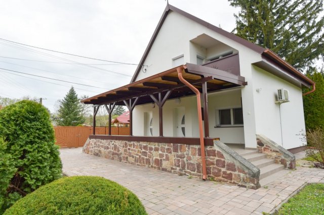 Eladó családi ház, Ábrahámhegyen 119.99 M Ft, 2 szobás