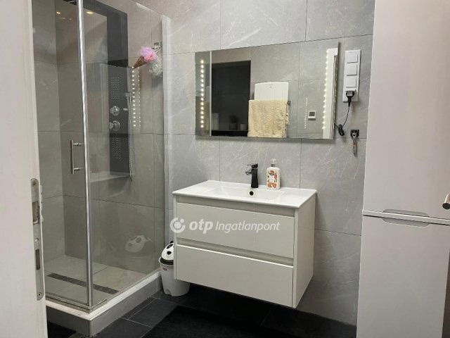 Eladó téglalakás, Fertőszentmiklóson 111.9 M Ft, 2+1 szobás