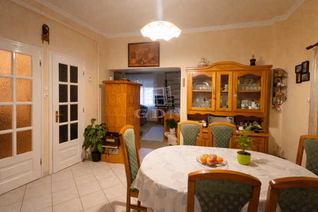 Eladó családi ház, Baján 53 M Ft, 4+1 szobás