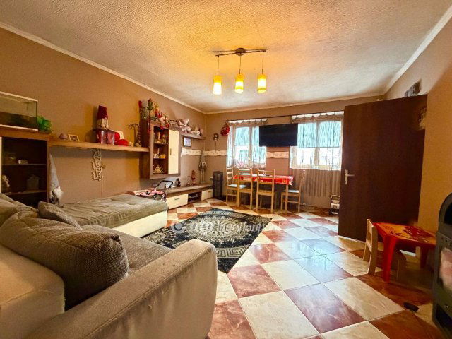 Eladó családi ház, Pápateszéren 21.99 M Ft, 3 szobás