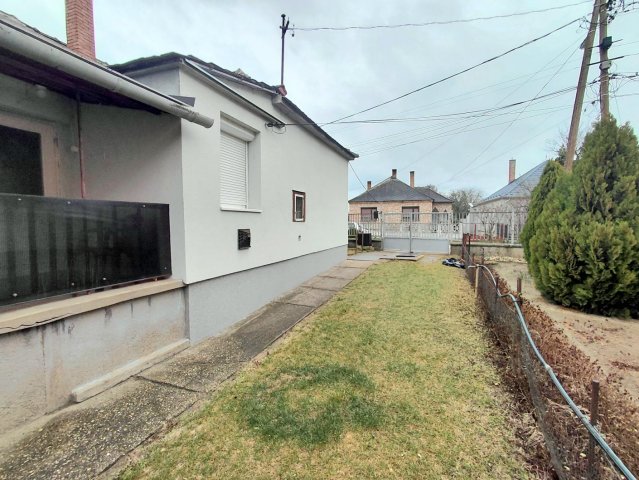 Eladó családi ház, Komáromban 55 M Ft, 2 szobás