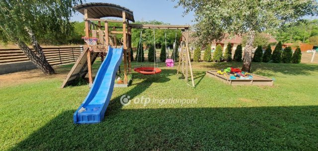 Eladó családi ház, Pakson 149.9 M Ft, 3+2 szobás