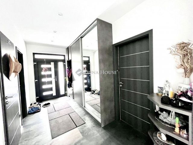 Eladó családi ház, Pécsett 149 M Ft, 5 szobás