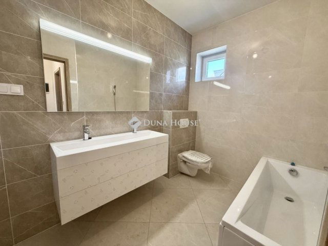 Eladó családi ház, Pécsett 115.99 M Ft, 4 szobás