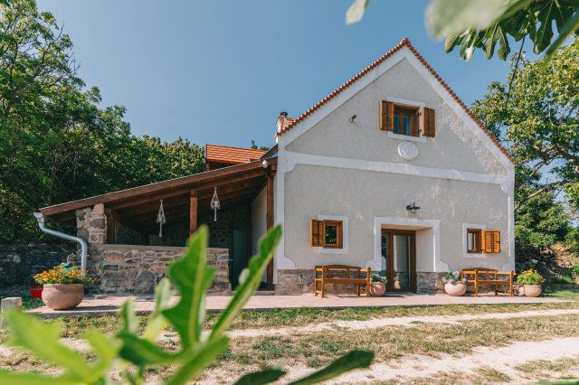 Eladó családi ház, Köveskálon 154 M Ft, 4 szobás