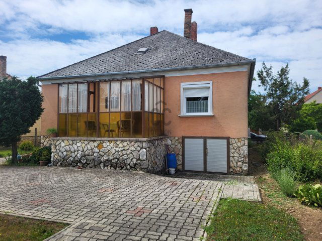 Eladó családi ház, Pápán 52 M Ft, 3 szobás