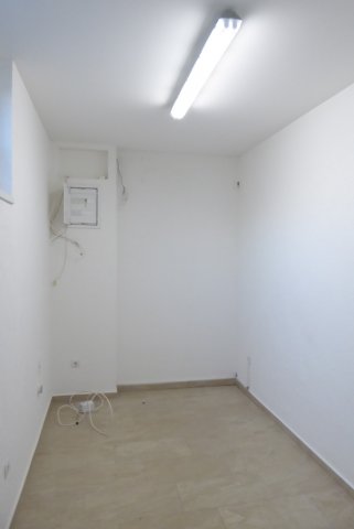 Kiadó iroda, Pécsett, Koller utcában 70 E Ft / hó, 1 szobás