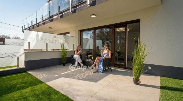 Eladó téglalakás, Balatonfűzfőn 97.9 M Ft, 2 szobás