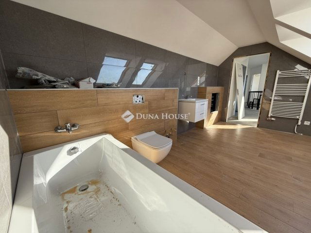 Eladó téglalakás, Érden 134.9 M Ft, 6 szobás